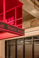 노출콘크리트와 레드 사이니지의 강렬한 대비